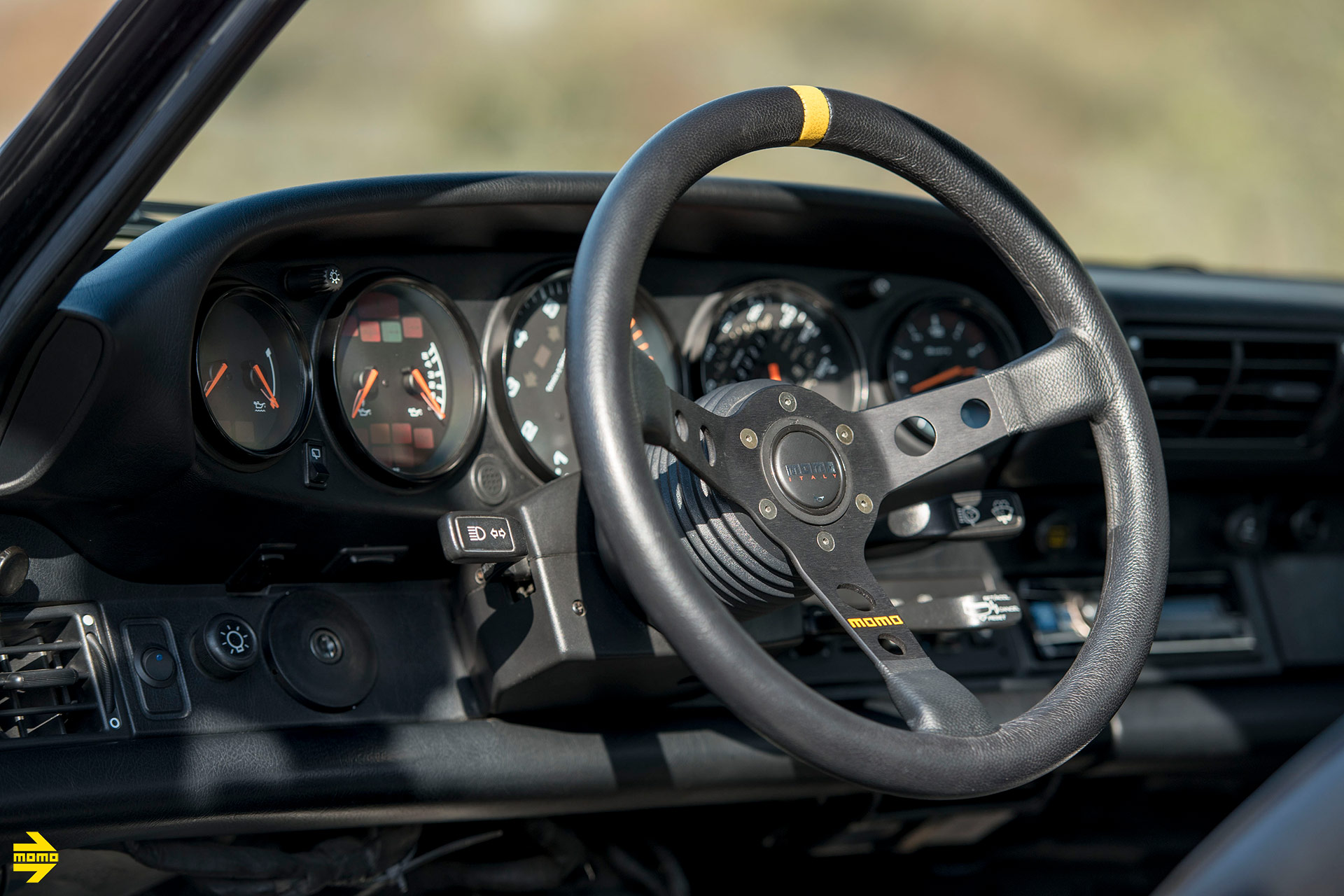 Battleship Gray Porsche 964 – MOMO MOD. 07 Steering Wheel